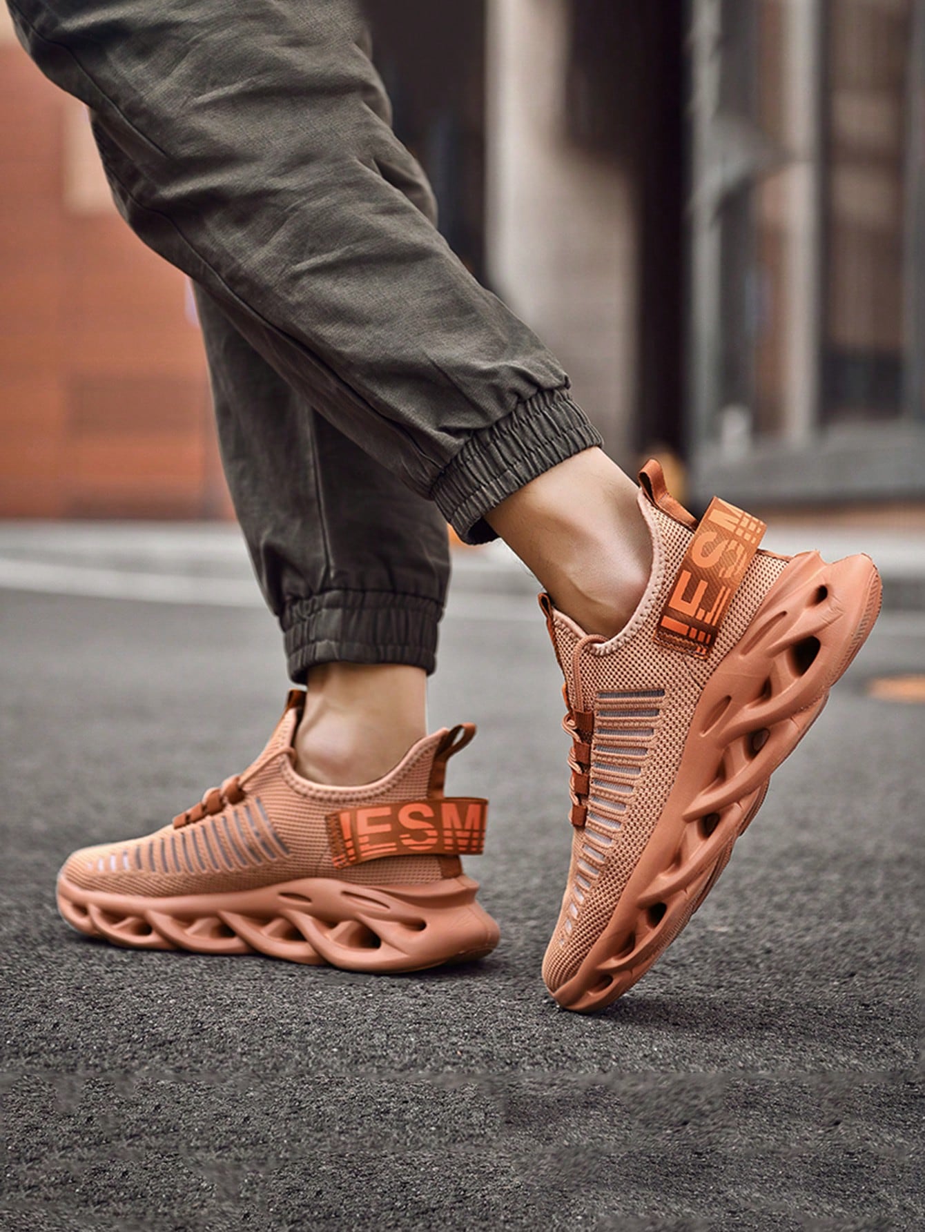 Tênis Corrida Leve Com Solado Vazado Estilo Futurista