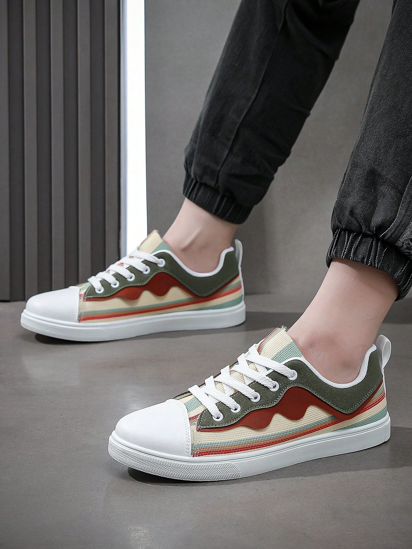 Tênis Casual Cano Baixo Estampado Listras Recortes