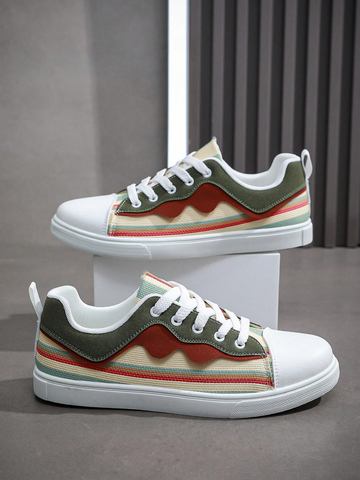 Tênis Casual Cano Baixo Estampado Listras Recortes