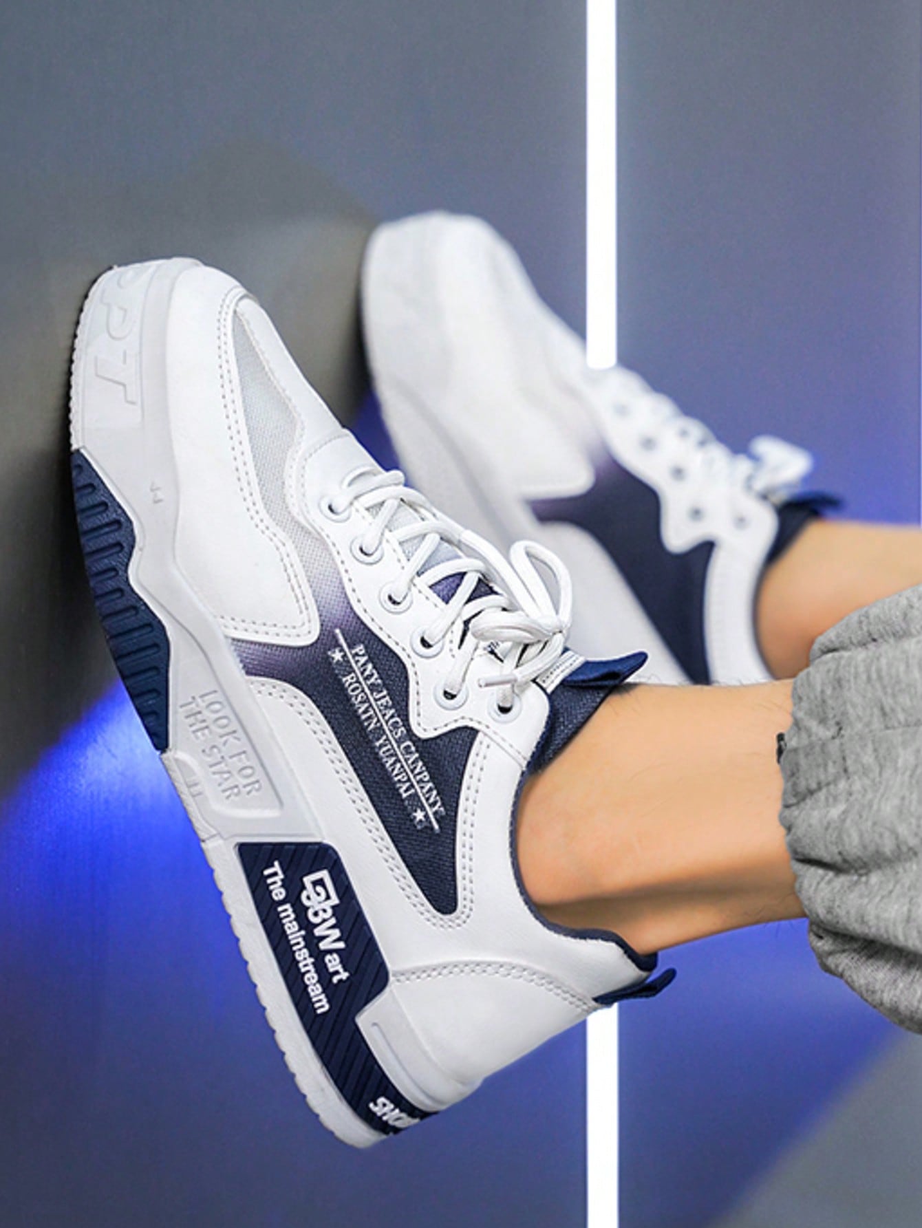 Tênis Street Cano Baixo Recortes Estilizados