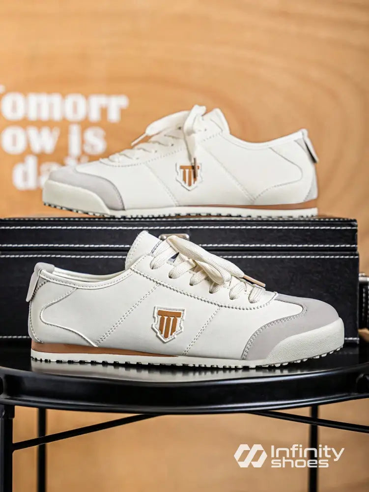 Tênis Casual Retrô Com Detalhes Em Camurça E Solado Ranhurado Tênis Casual Retrô Com Detalhes Em Camurça E Solado