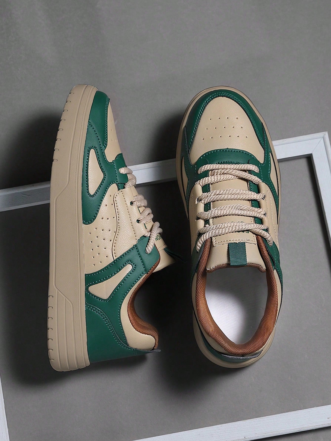 Tênis Casual Cano Baixo Recortes Modernos Solado Resistente