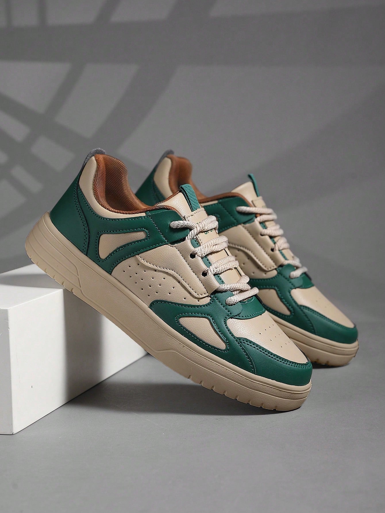 Tênis Casual Cano Baixo Recortes Modernos Solado Resistente