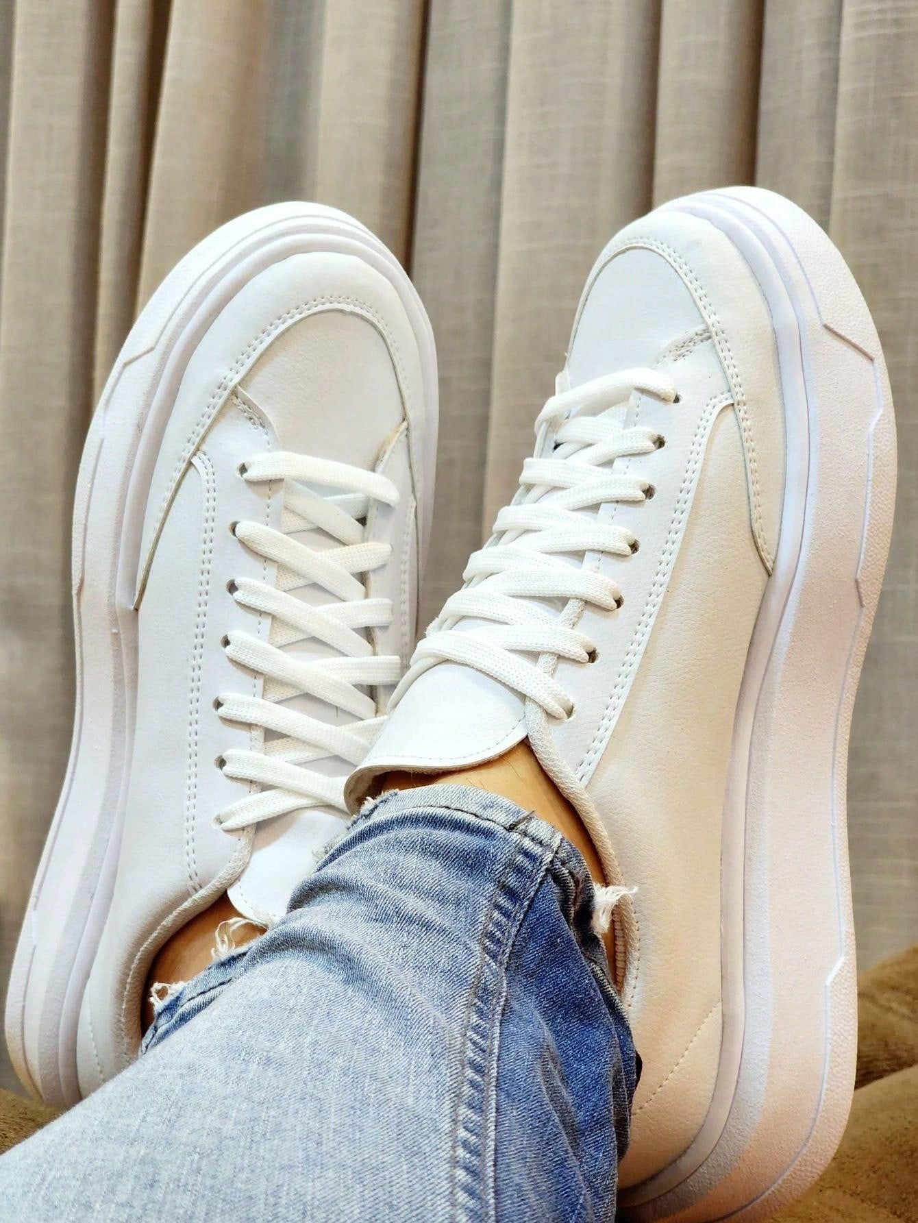 Tênis Casual Cano Baixo Solado Alto Design Minimalista