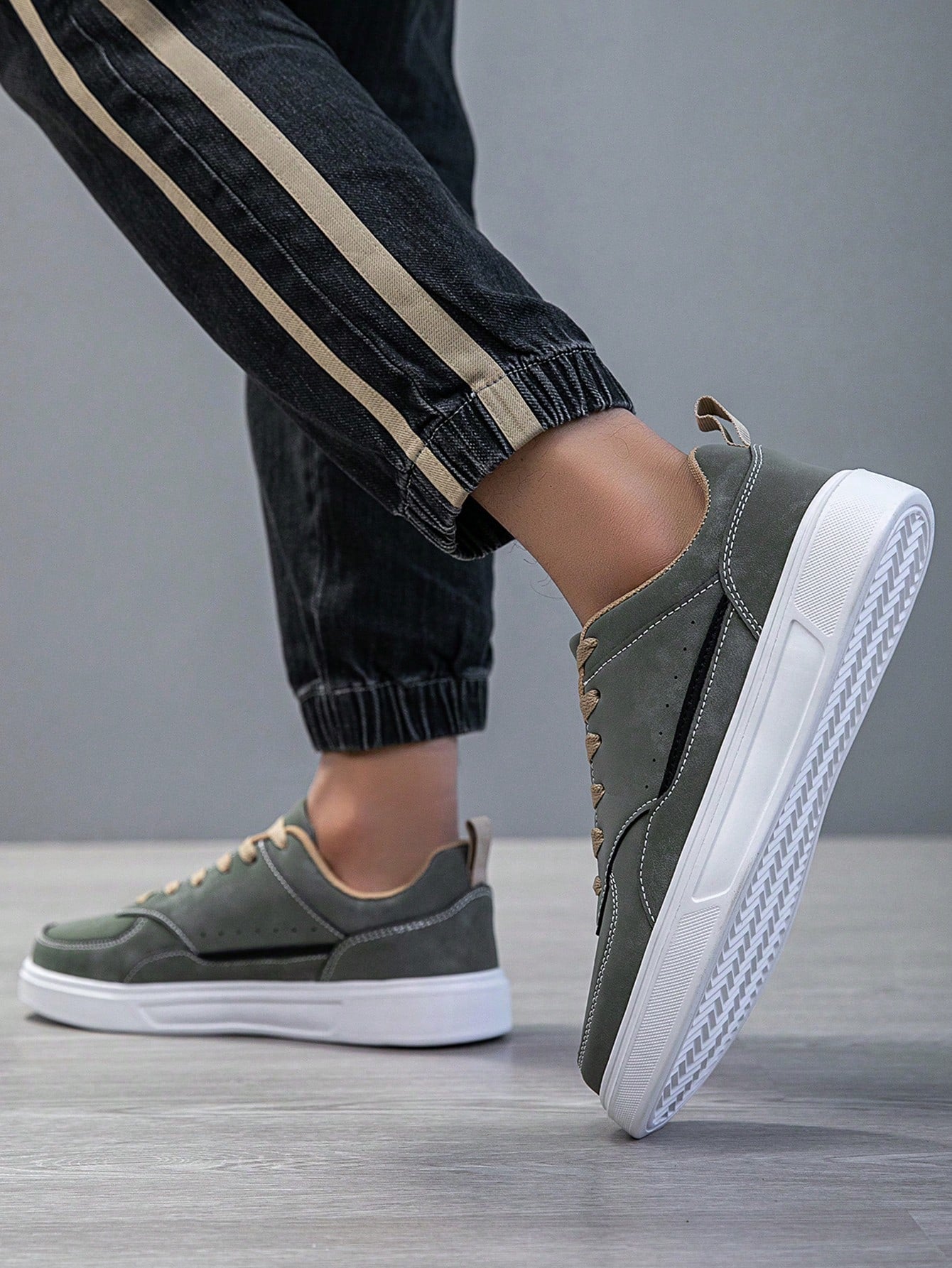 Tênis Casual Cano Baixo Camurça Design Clean