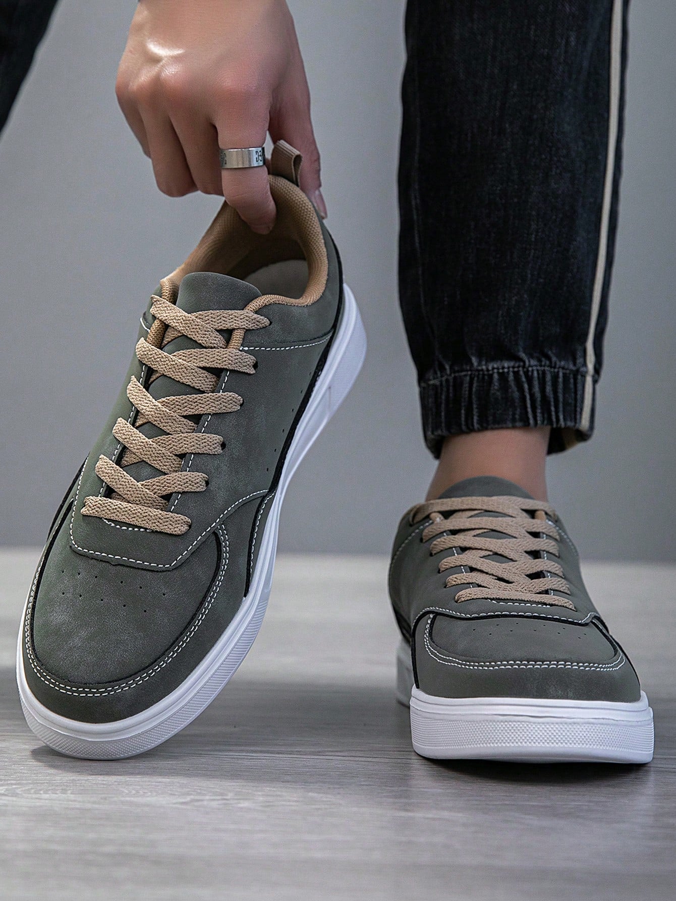 Tênis Casual Cano Baixo Camurça Design Clean