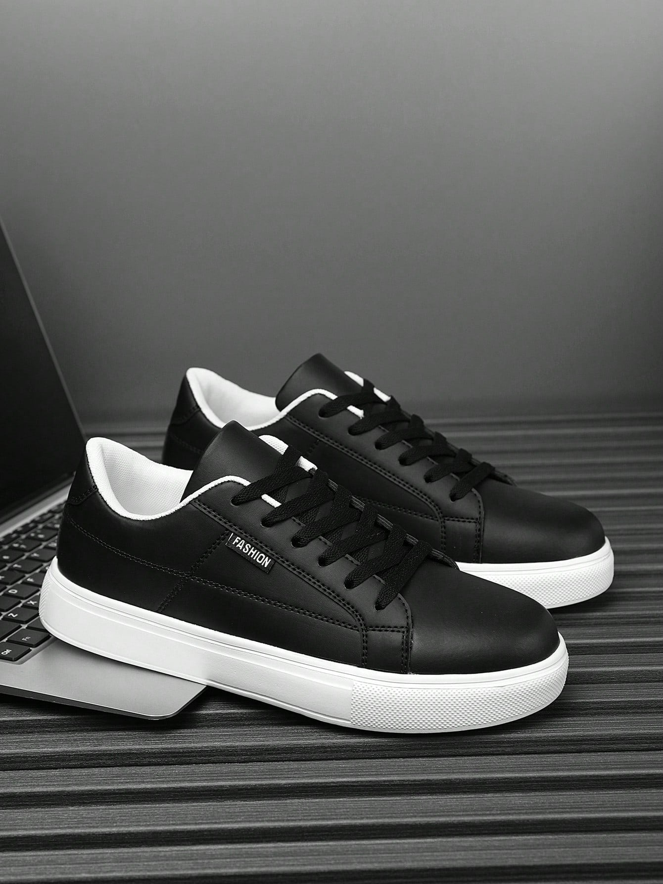 Tênis Casual Sintético Com Costura Lateral E Solado