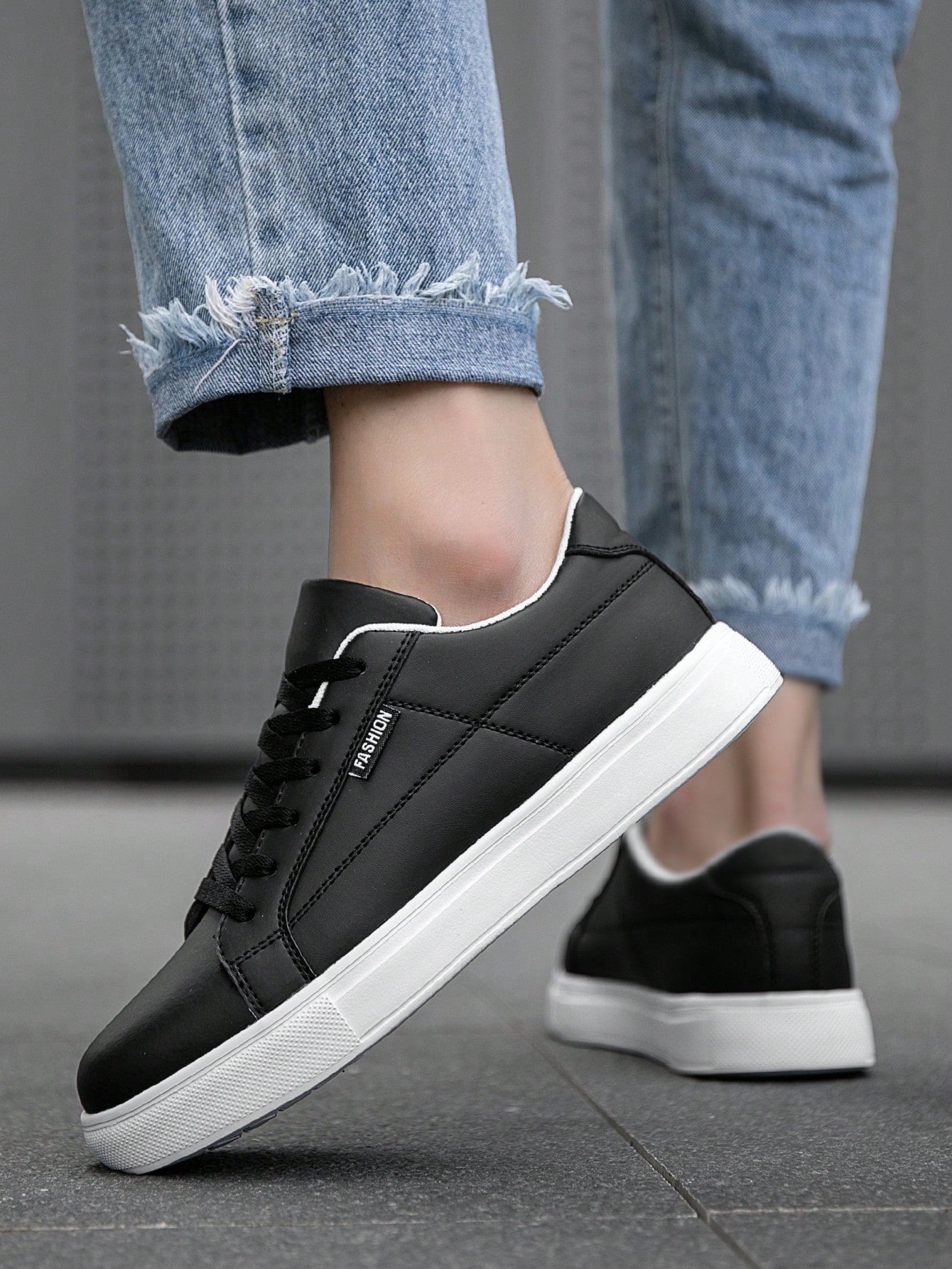 Tênis Casual Sintético Com Costura Lateral E Solado