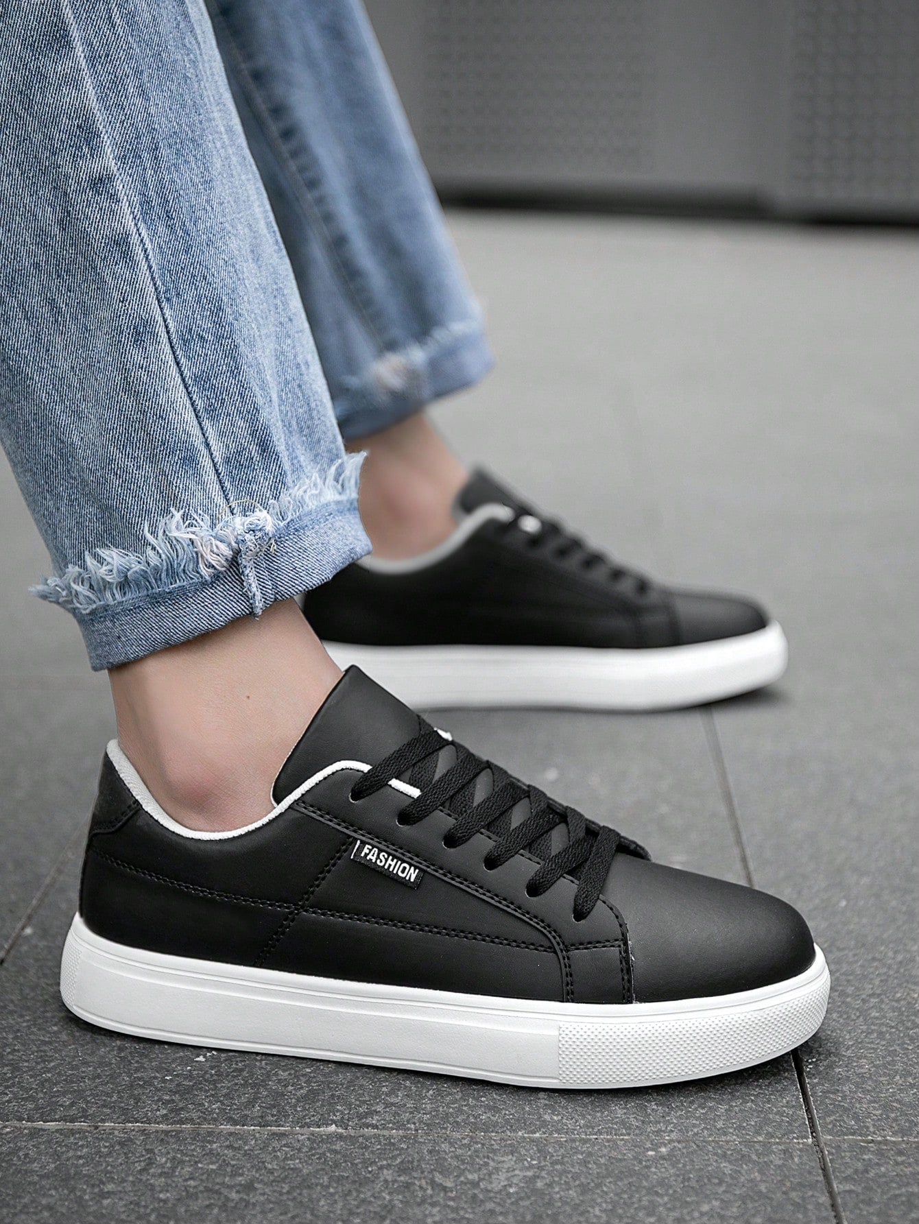 Tênis Casual Sintético Com Costura Lateral E Solado