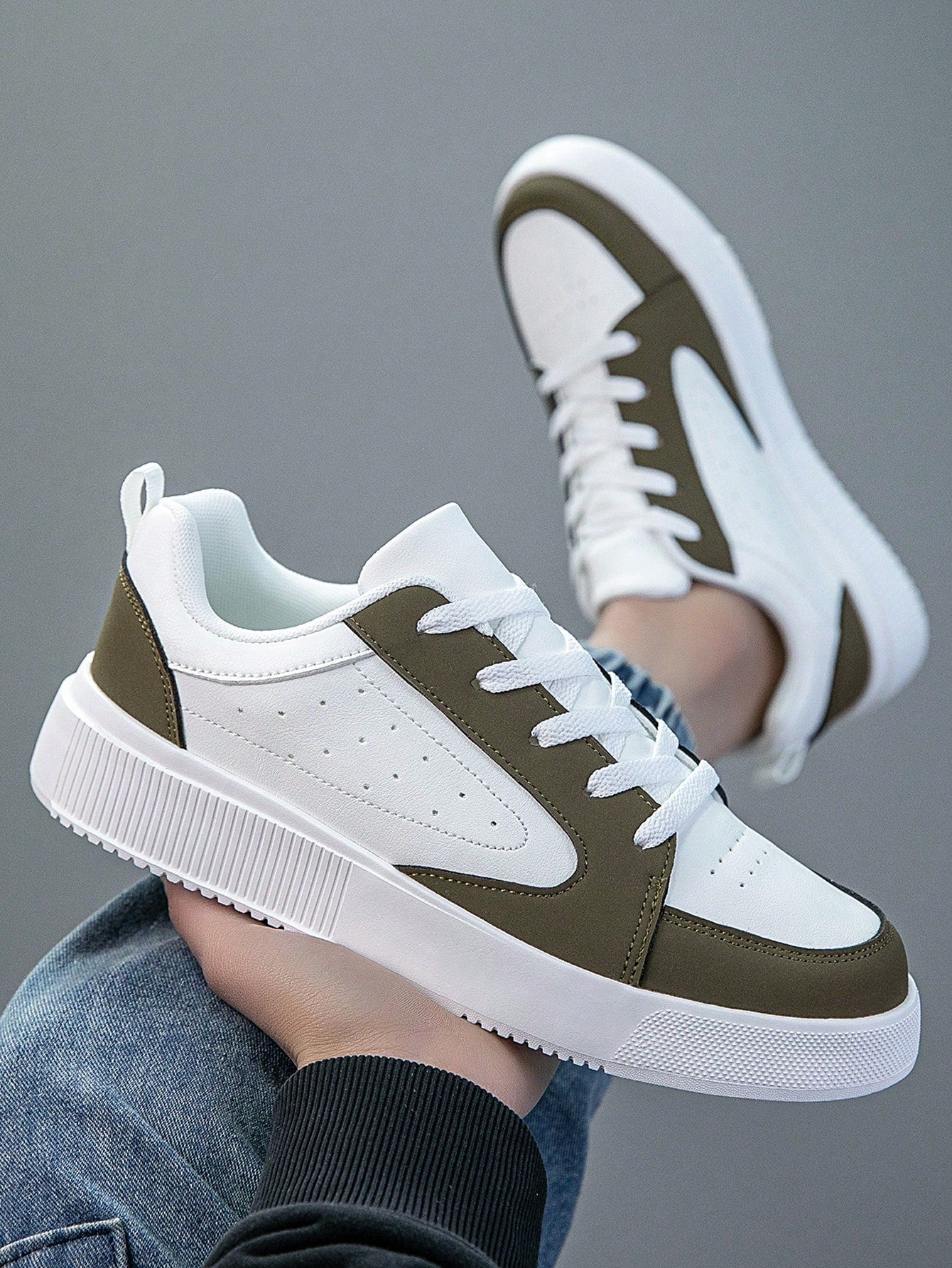 Tênis Casual Cano Baixo Recortes Com Solado Estruturado