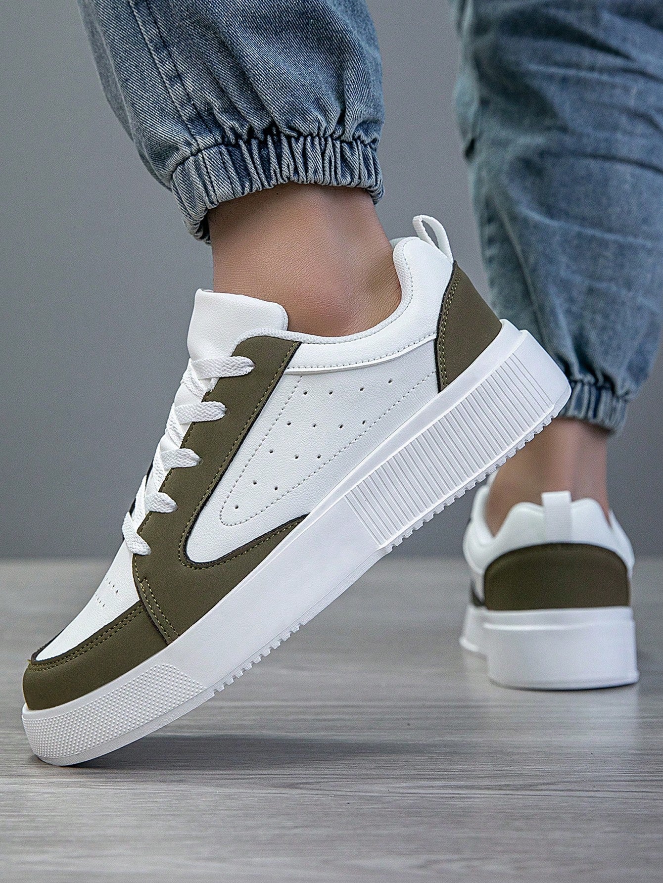 Tênis Casual Cano Baixo Recortes Com Solado Estruturado