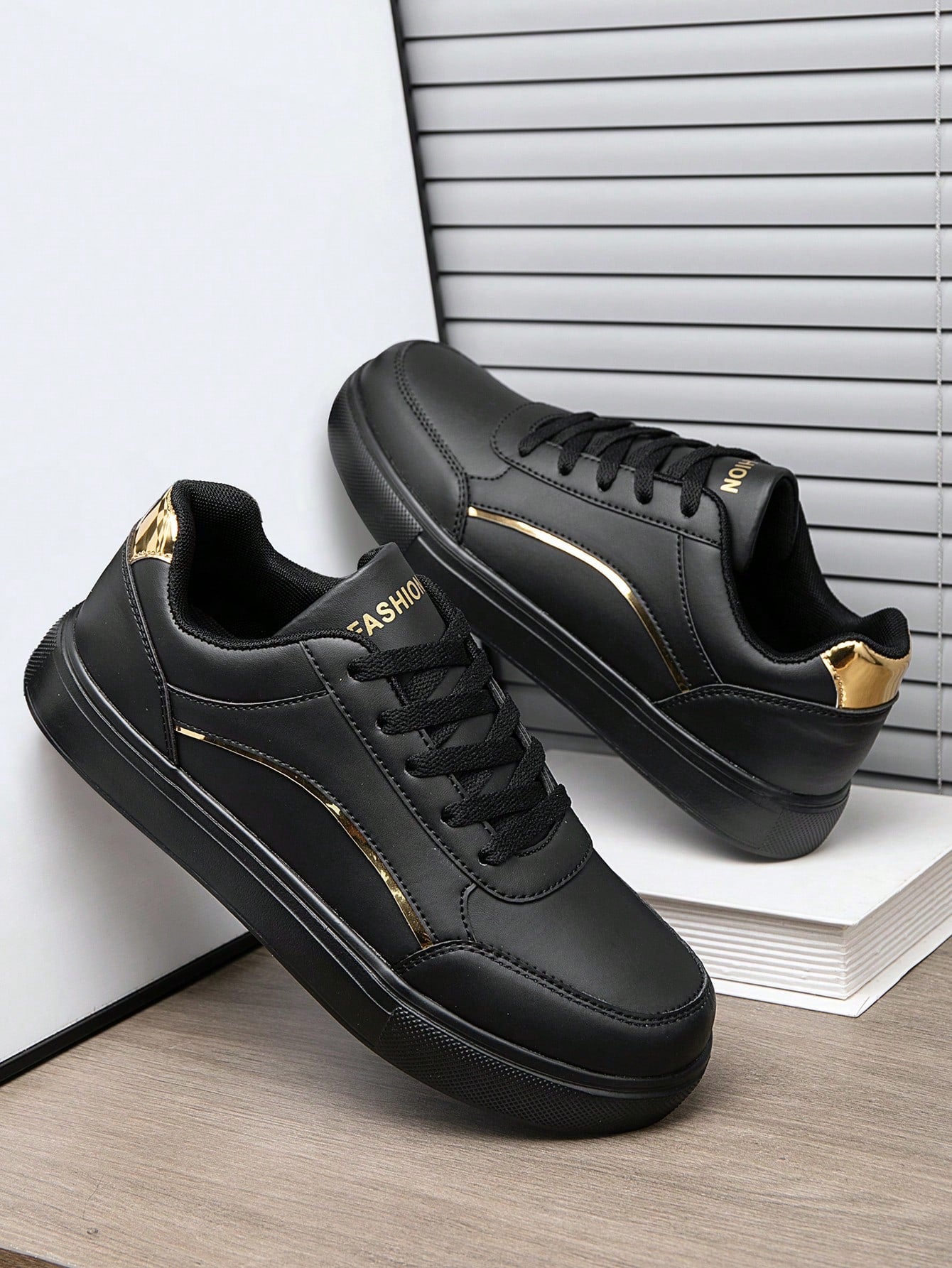 Tênis Casual Cano Baixo Acabamento Liso Detalhe Metalizado