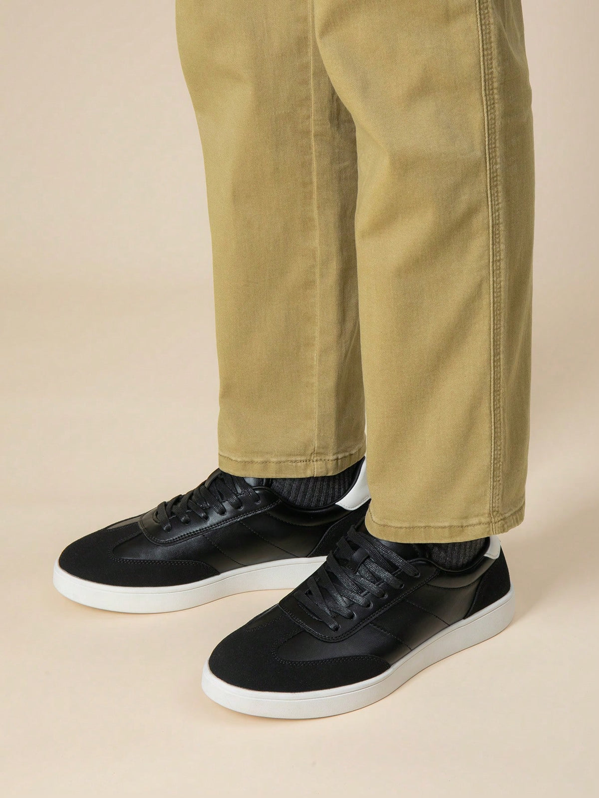 Tênis Casual Couro Com Detalhe No Calcanhar E Solado Baixo