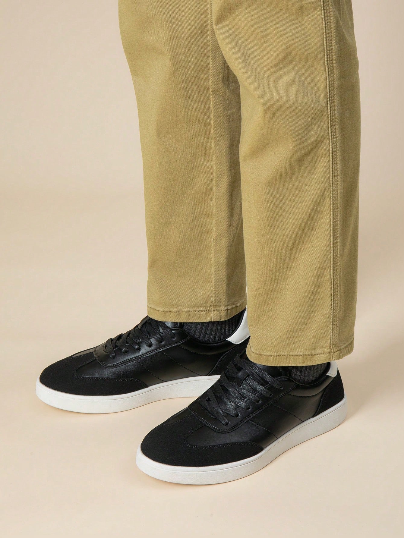 Tênis Casual Detalhe Traseiro Moderno
