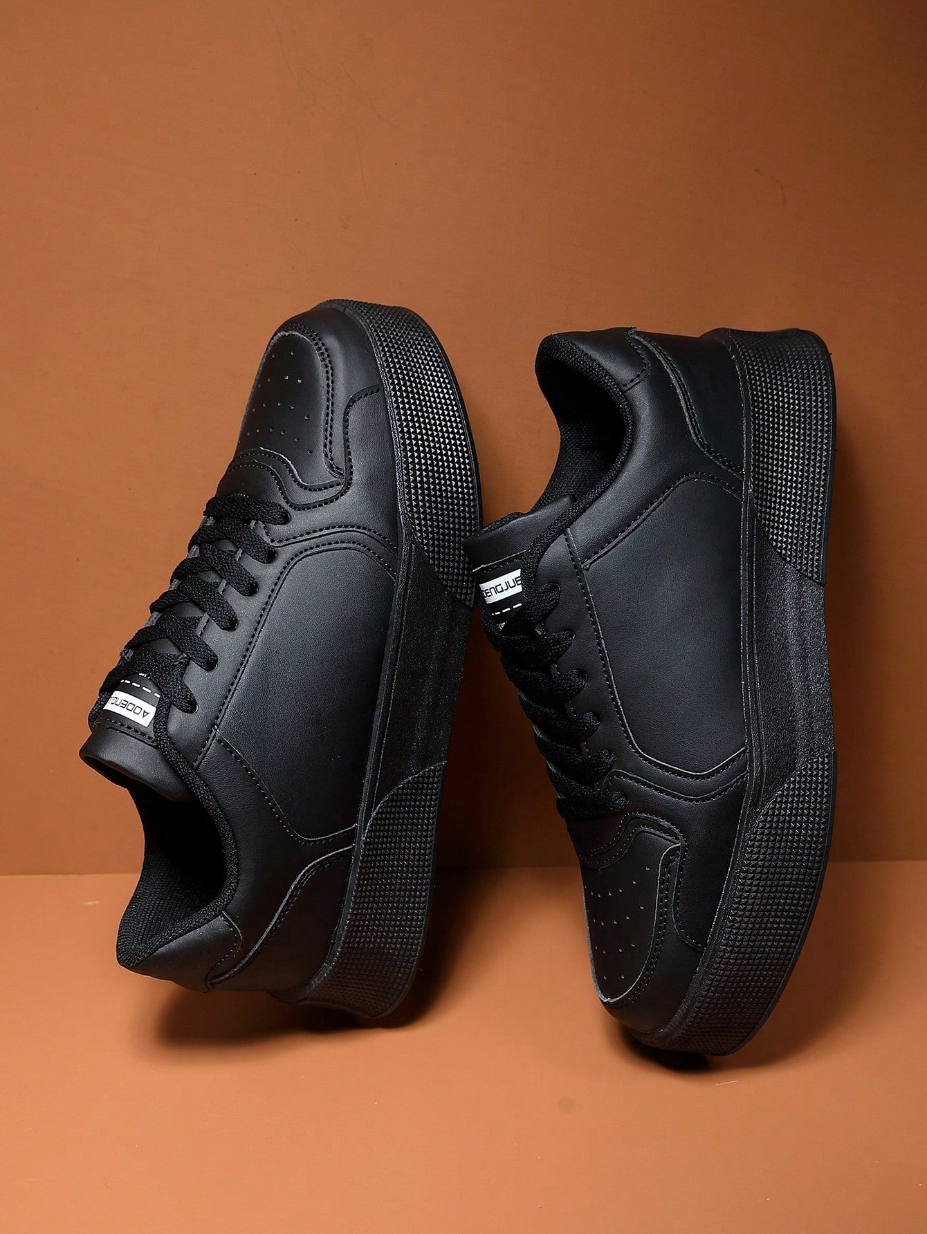 Tênis Casual Sintético Com Design Minimalista E Solado Alto