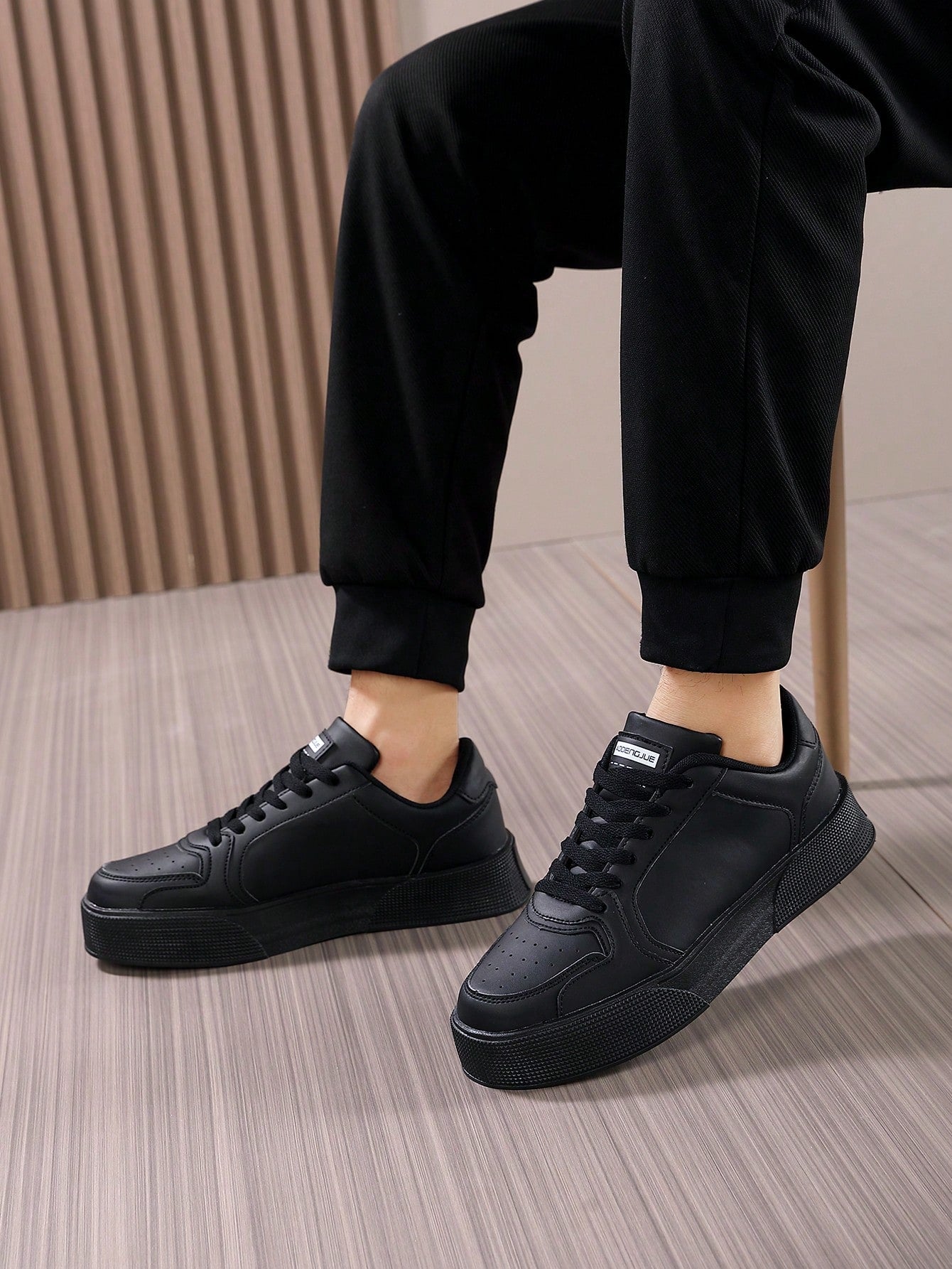 Tênis Casual Sintético Com Design Minimalista E Solado Alto