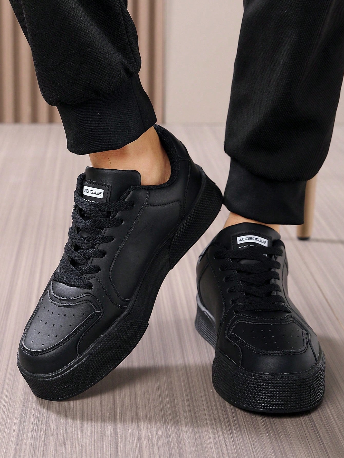Tênis Casual Sintético Com Design Minimalista E Solado Alto