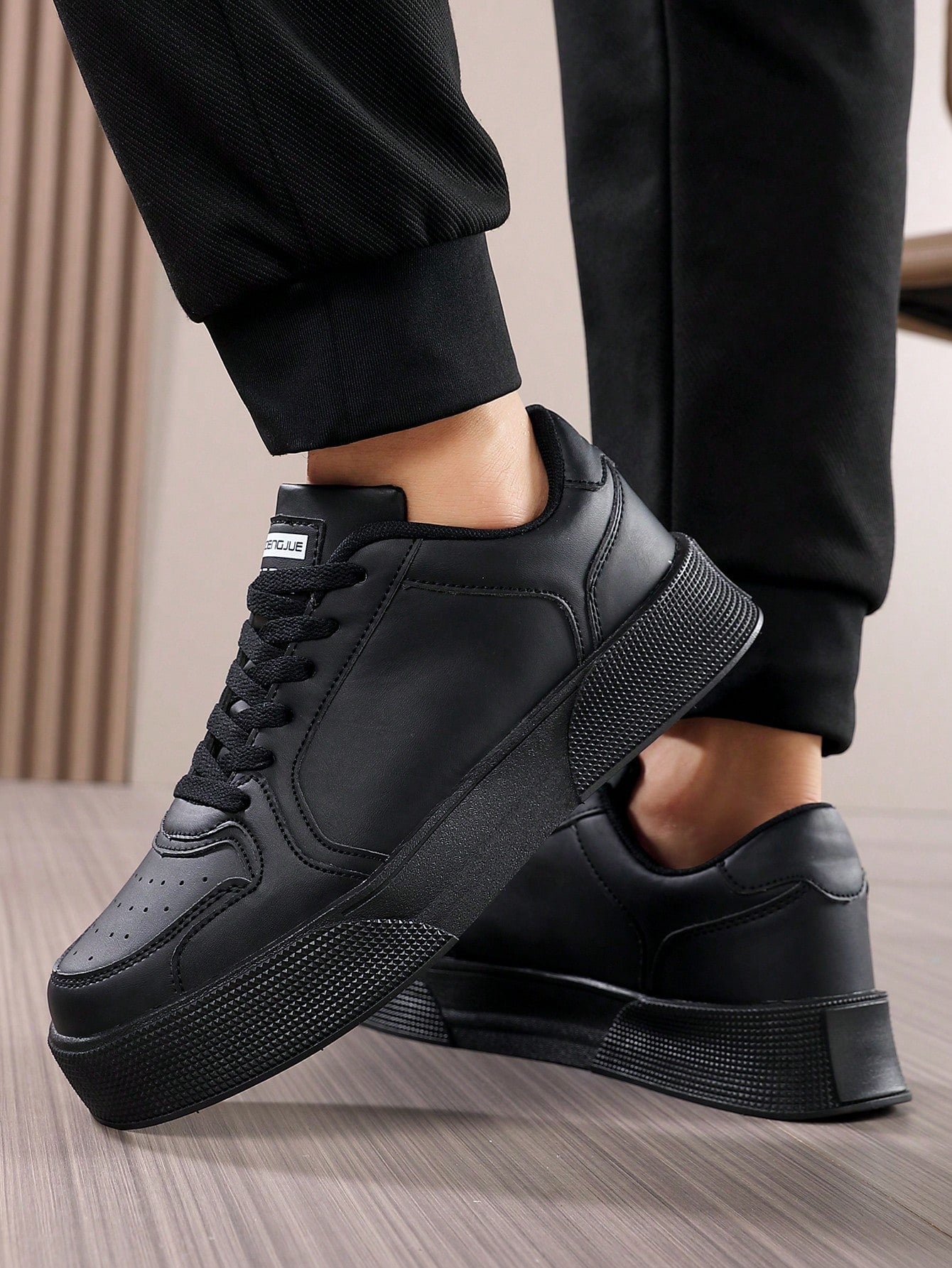 Tênis Casual Sintético Com Design Minimalista E Solado Alto