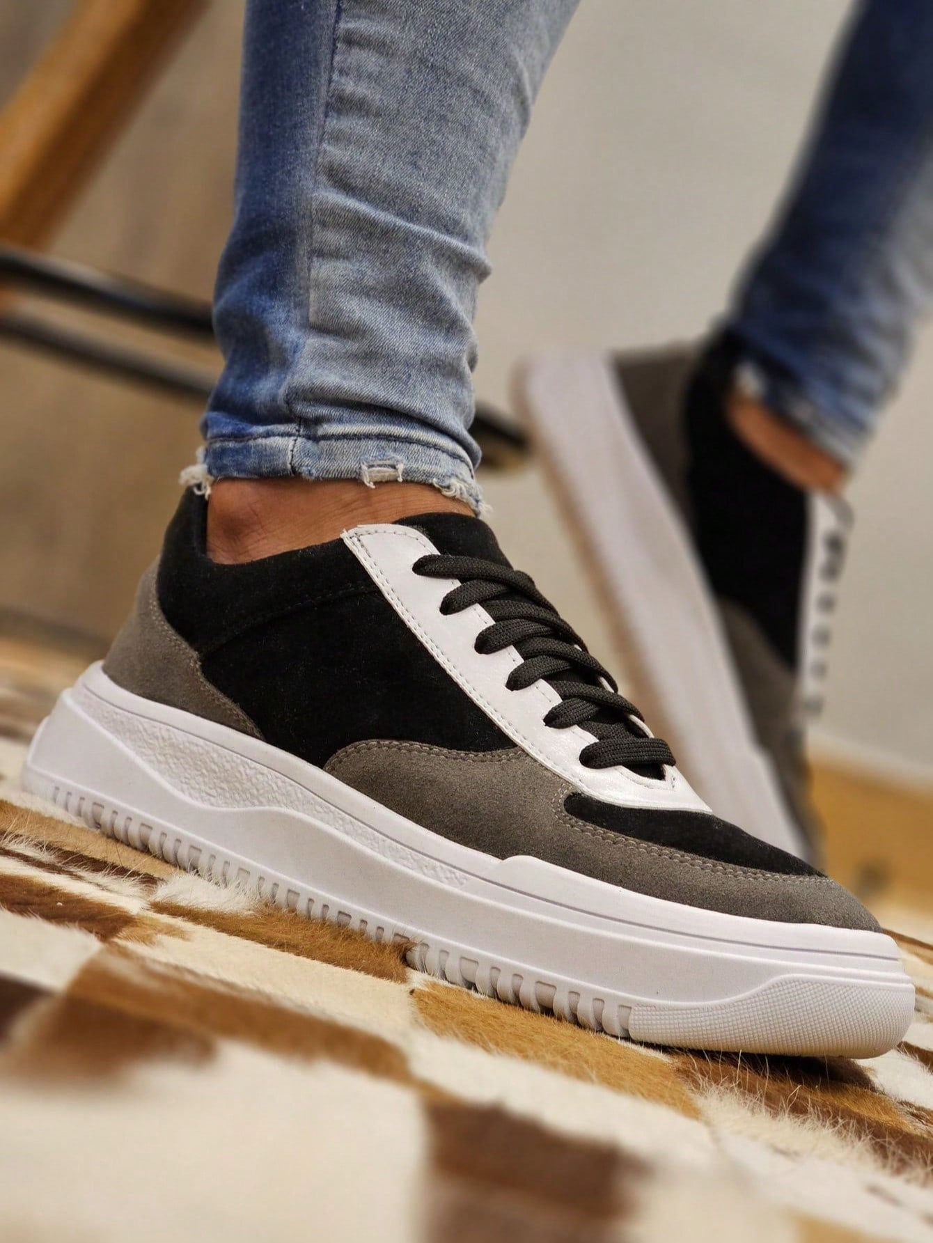 Tênis Casual Cano Baixo Recortes Texturizados Solado Robusto