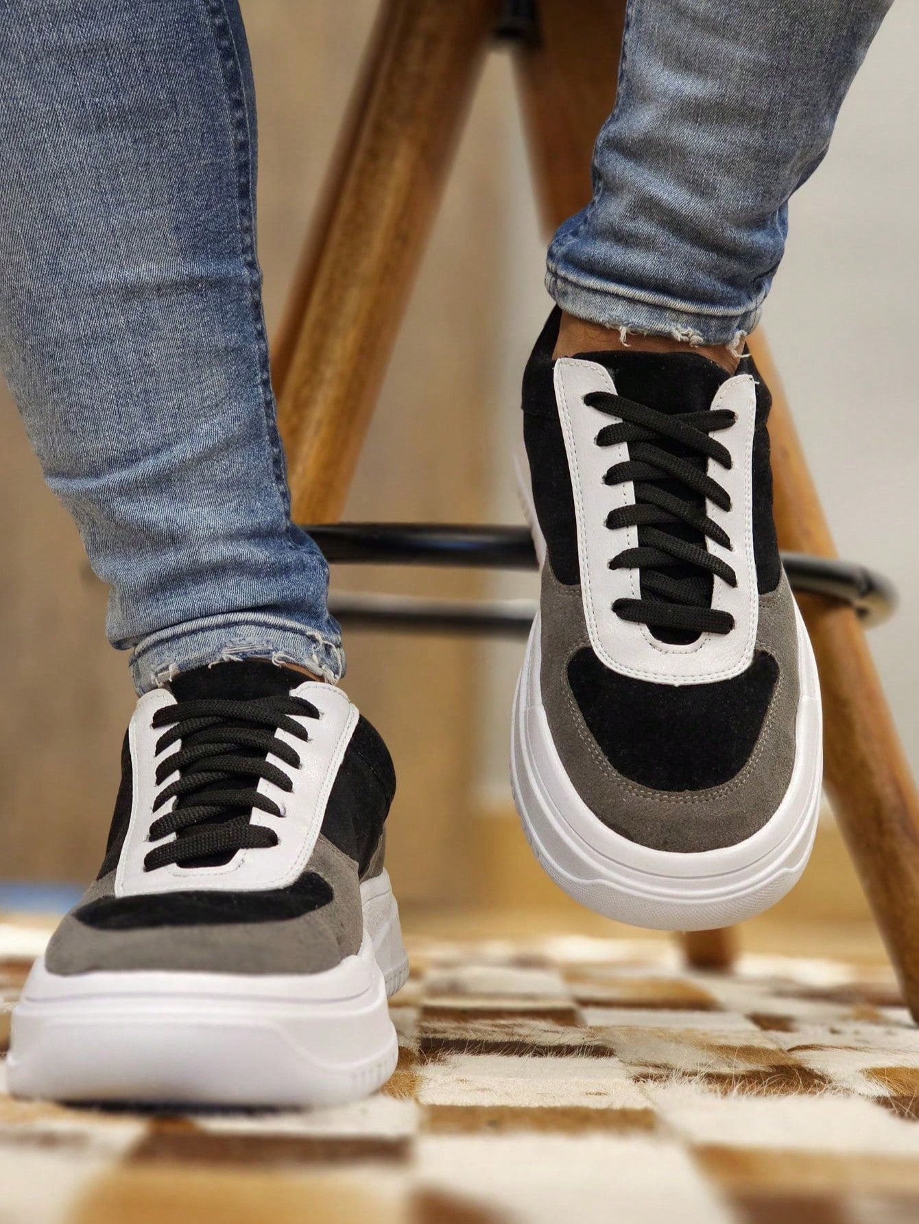 Tênis Casual Cano Baixo Recortes Texturizados Solado Robusto