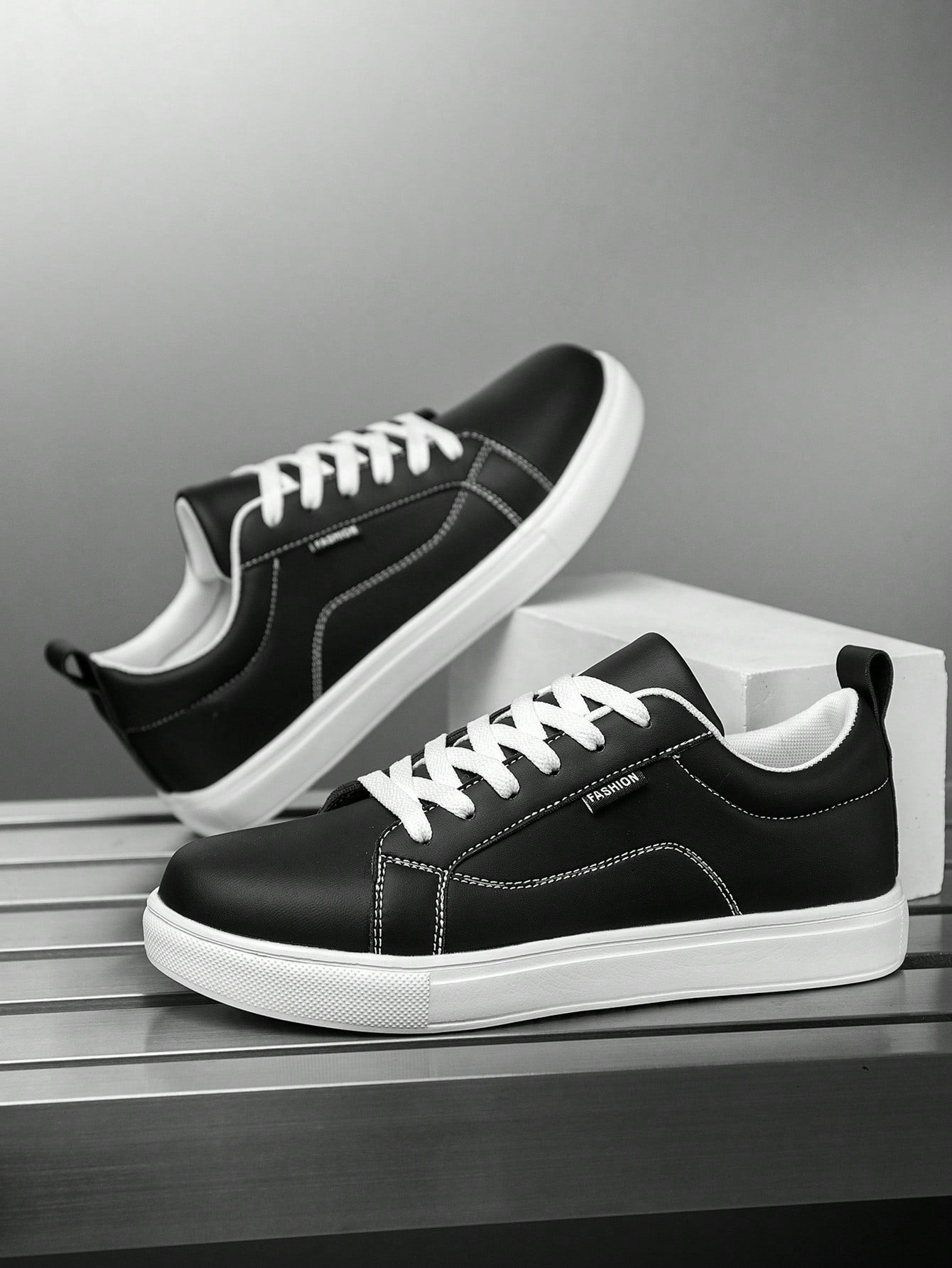 Tênis Casual Minimalista Com Design Moderno