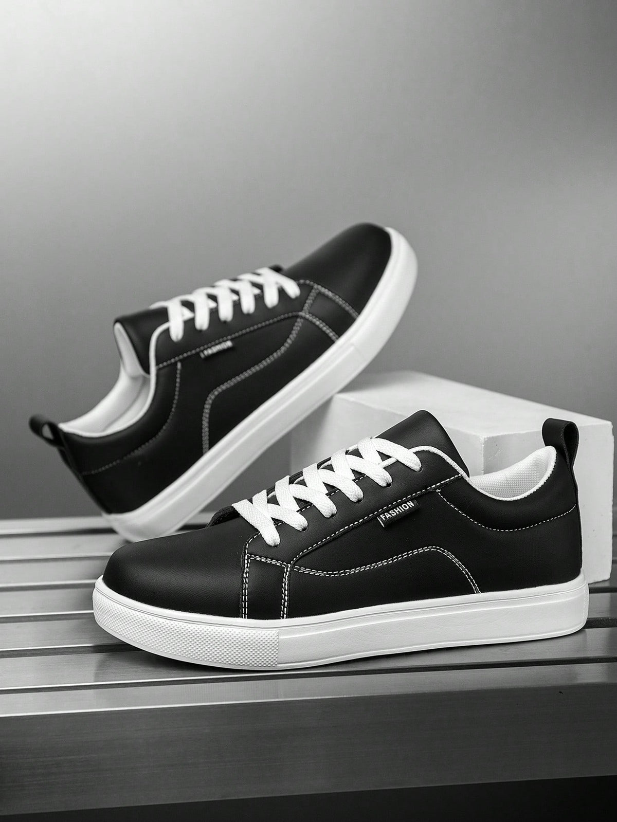 Tênis Casual Minimalista Com Design Moderno