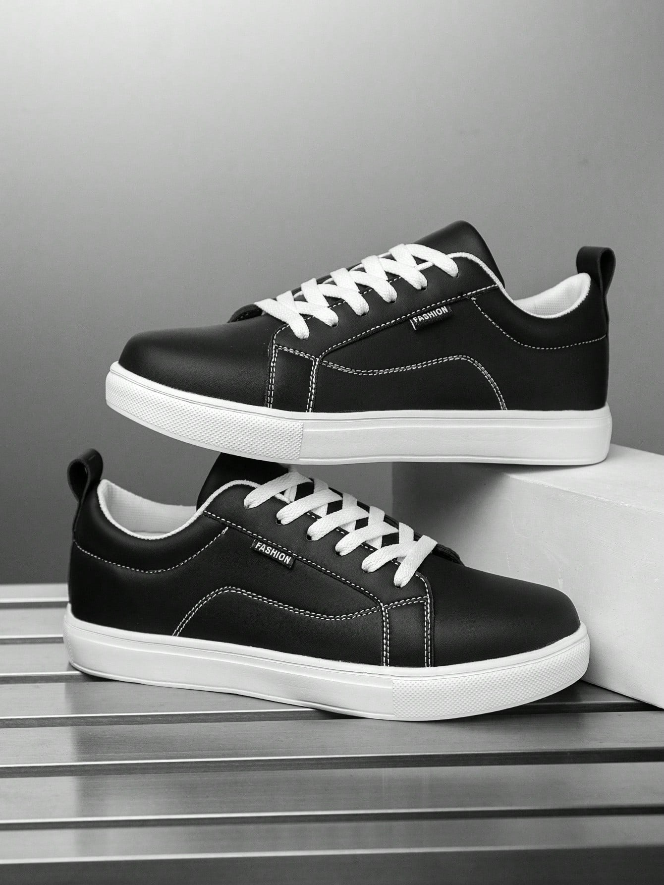 Tênis Casual Minimalista Com Design Moderno