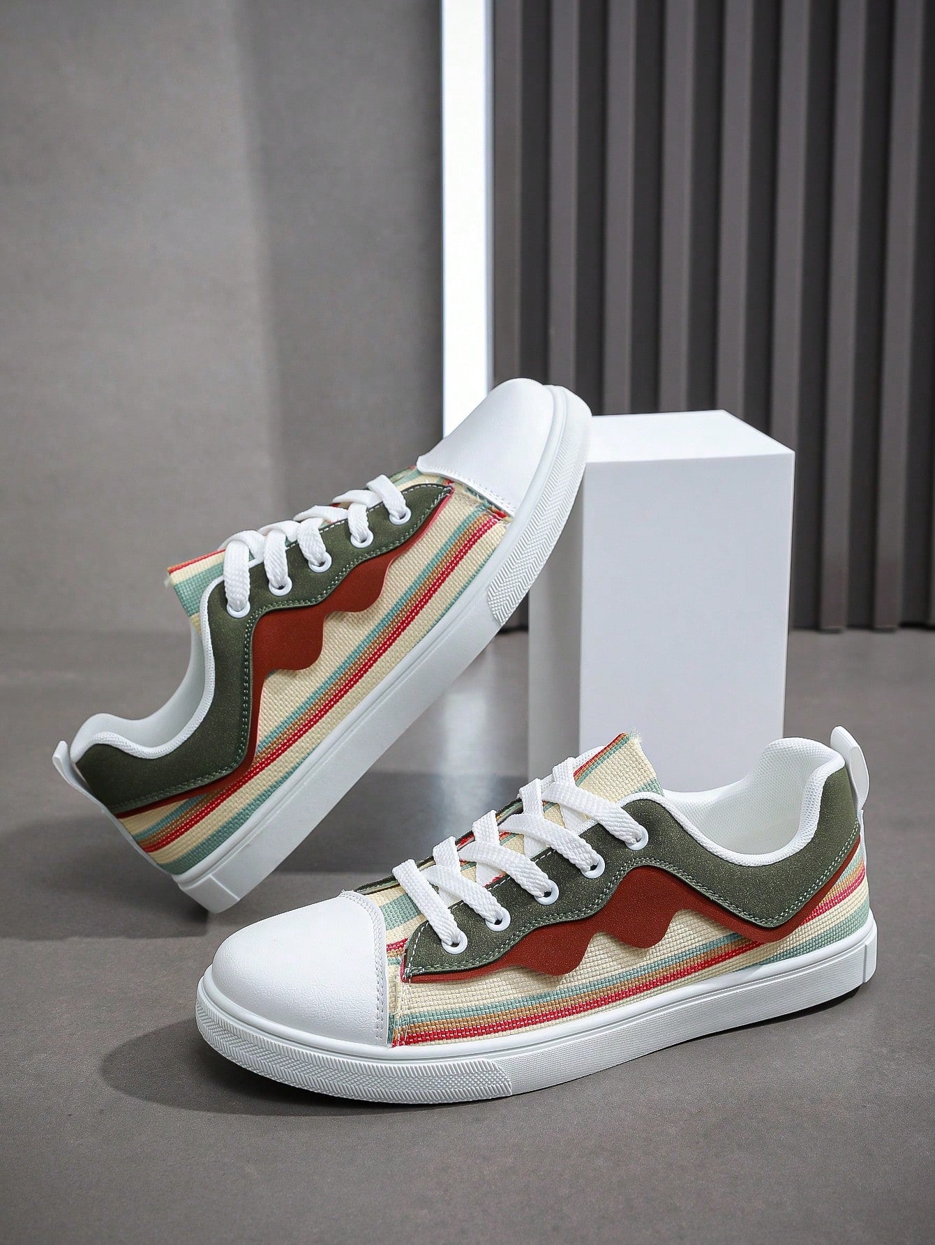 Tênis Casual Cano Baixo Estampado Listras Recortes