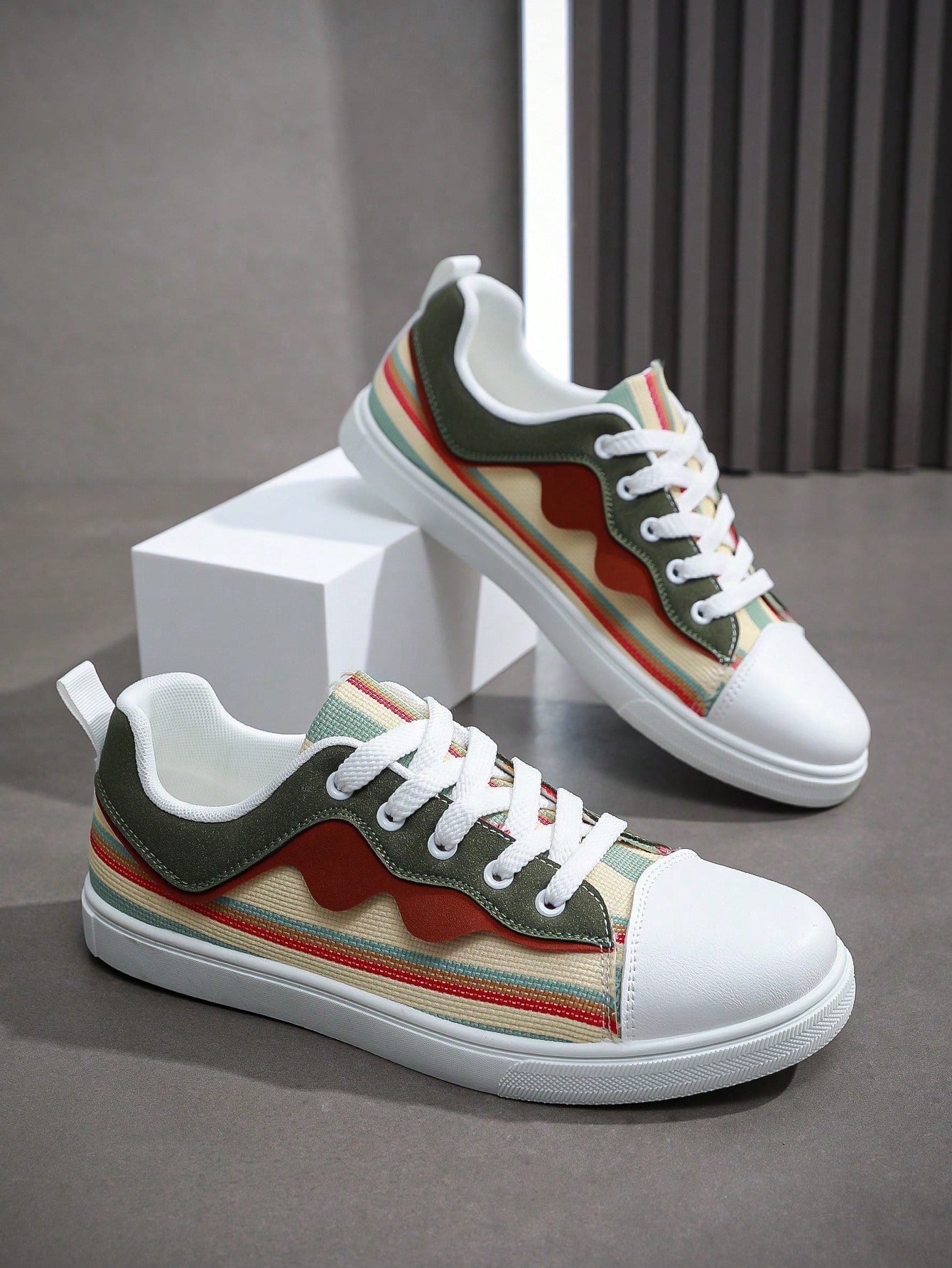 Tênis Casual Cano Baixo Estampado Listras Recortes