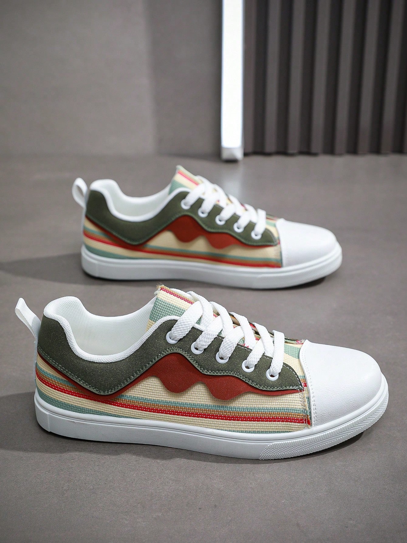 Tênis Casual Cano Baixo Estampado Listras Recortes