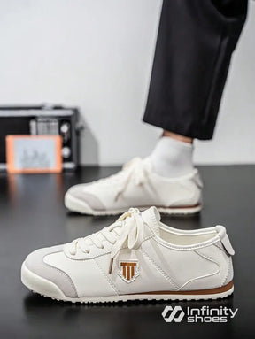 Tênis Casual Retrô Com Detalhes Em Camurça E Solado Ranhurado Tênis Casual Retrô Com Detalhes Em Camurça E Solado